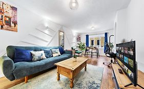 Quirky Canary 2Bed, Free Parking, Smart Tv & Games
